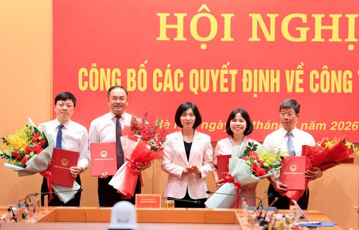 Phó Bí thư Thành ủy, Chủ tịch HĐND thành phố, Bí thư Đảng ủy HĐND thành phố Hà Nội Phùng Thị Hồng Hà trao quyết định và tặng hoa chúc mừng các đồng chí được chỉ định tham gia Ban Chấp hành Đảng ủy HĐND thành phố nhiệm kỳ 2025-2030. Ảnh: Quang Thái