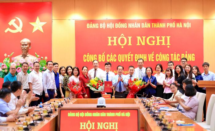 Lãnh đạo HĐND thành phố trao quyết định và tặng hoa chúc mừng Chi ủy, Chi bộ Văn phòng. Ảnh: Quang Thái
