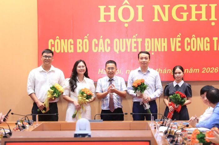 Lãnh đạo Văn phòng Đoàn đại biểu Quốc hội và HĐND thành phố chúc mừng các đồng chí được tuyển dụng hợp đồng chuyên môn. Ảnh: Quang Thái
