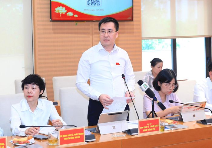 Phó Trưởng ban Kinh tế - Ngân sách HĐND thành phố Vũ Ngọc Anh thông tin tại hội nghị. Ảnh: Quang Thái