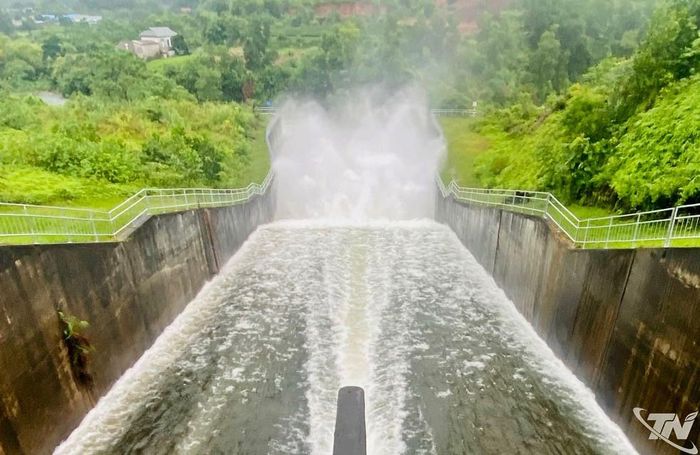Hồ Núi Cốc mở cửa xả tràn. Ảnh: CTV.