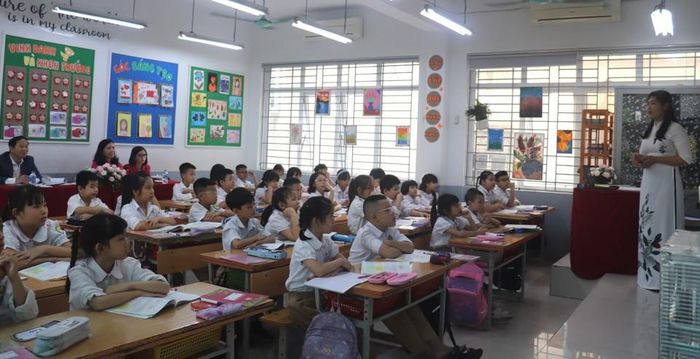 Giáo viên dạy môn tiếng Việt cho học sinh lớp 3, Trường Tiểu học Trưng Trắc (phường Hai Bà Trưng, Hà Nội). Ảnh: PV