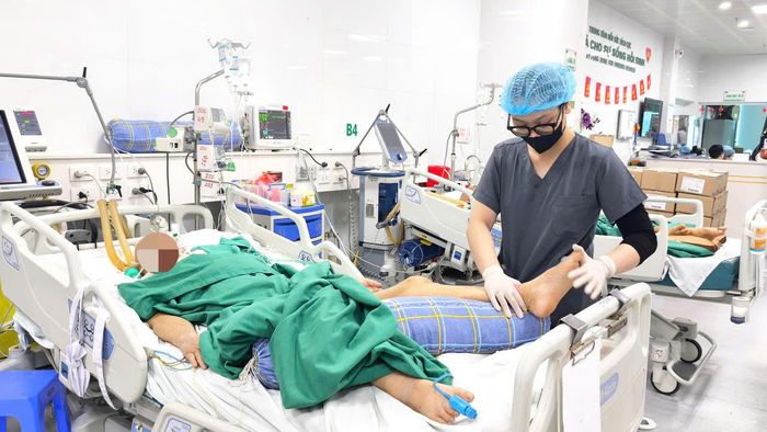 Người bệnh chuyển lên Bệnh viện Bệnh Nhiệt đới Trung ương khi tình trạng đã nguy kịch. Ảnh: BVCC