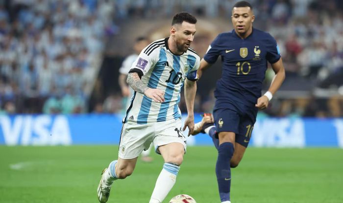 Messi và Mbappe trong trận chung kết Fifa World Cup 2022 tại Qatar. Ảnh: FIFA