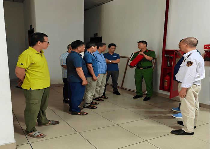Lực lượng chức năng kiểm tra, hướng dẫn Ban quản lý chung cư bảo dưỡng, duy trì hoạt động của hệ thống, phương tiện PCCC. Ảnh CAHN