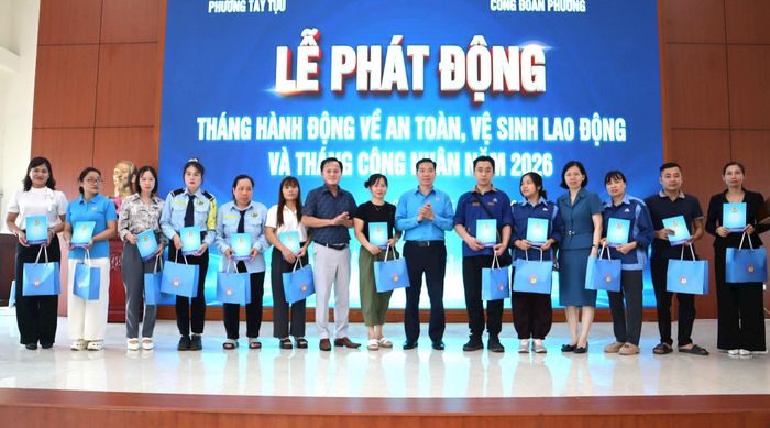 Phó Chủ tịch LĐLĐ thành phố tổ chức Lễ phát động Tháng hành động về an toàn, vệ sinh lao động và Tháng Công nhân năm 2026. Ảnh: PV