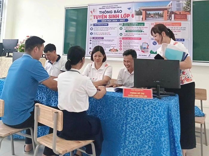 Cán bộ, giáo viên Trường THCS Thanh Lâm B (xã Quang Minh) hỗ trợ phụ huynh học sinh đăng ký tuyển sinh. Ảnh: Lê Nguyễn