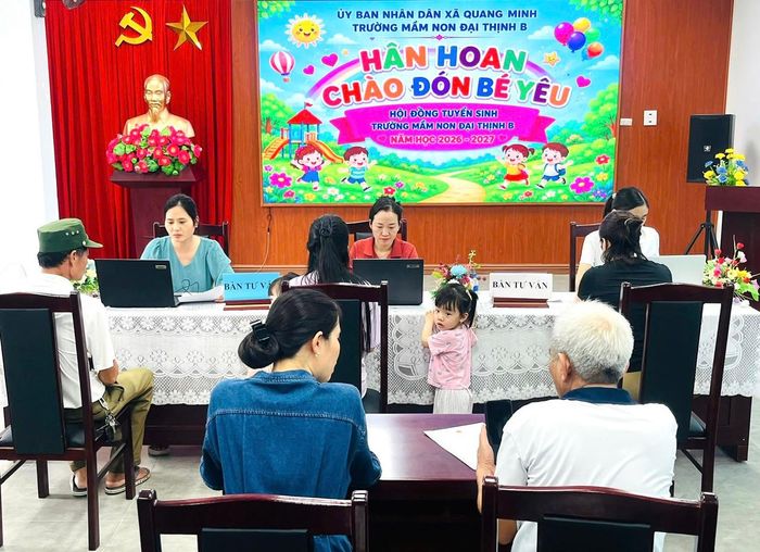 Trường Mầm non Đại Thịnh B (xã Quang Minh) hỗ trợ phụ huynh đăng ký tuyển sinh trực tuyến. Ảnh: CTV