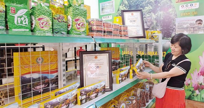Du khách tham quan mua sắm sản phẩm OCOP tại xã Quốc Oai. Ảnh: Hoài Nam