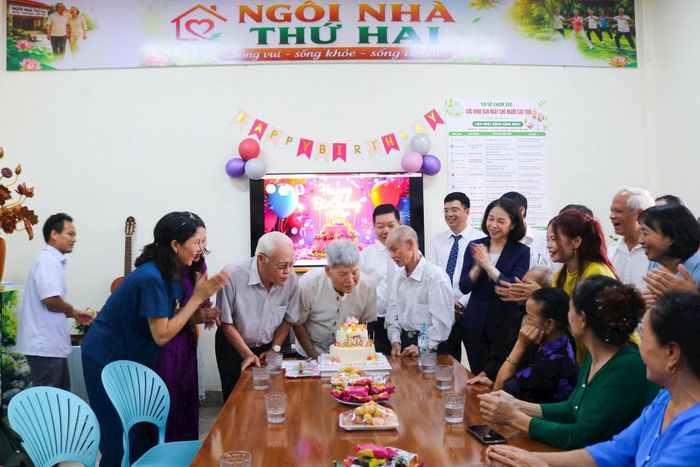 Các đại biểu tham dự chúc mừng sinh nhật các cụ cao tuổi tại Cơ sở chăm sóc người cao tuổi ban ngày xã Quốc Oai. Ảnh: PV