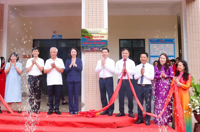 Các đại biểu thực hiện nghi thức khai trương Cơ sở chăm sóc người cao tuổi ban ngày xã Quốc Oai. Ảnh: PV