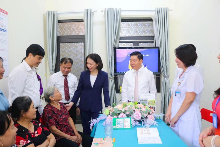 Đồng chí Vũ Thu Hà, Thành ủy viên, Phó Chủ tịch UBND thành phố Hà Nội thăm hỏi các cụ cao tuổi tại Cơ sở chăm sóc người cao tuổi ban ngày xã Quốc Oai. Ảnh: PV