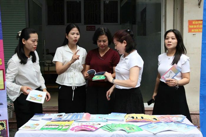 Cán bộ, nhân viên Trạm Y tế phường Hoàn Kiếm tổ chức điểm tuyên truyền về công tác dân số cho người dân. Ảnh: PV