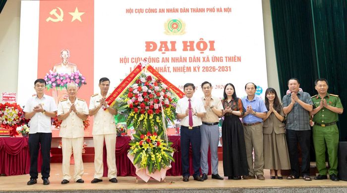 Lãnh đạo xã Ứng Thiên chúc mừng đại hội. Ảnh: Cao Hồng