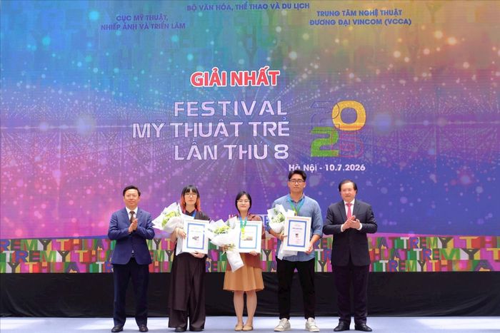 Trao giải Nhất cho các tác giả xuất sắc. Ảnh: Lê Thủy