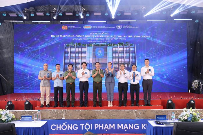 Các đại biểu thực hiện nghi thức khởi công xây dựng Trung tâm Phòng, chống tội phạm mạng khu vực châu Á - Thái Bình Dương. Ảnh: T.U