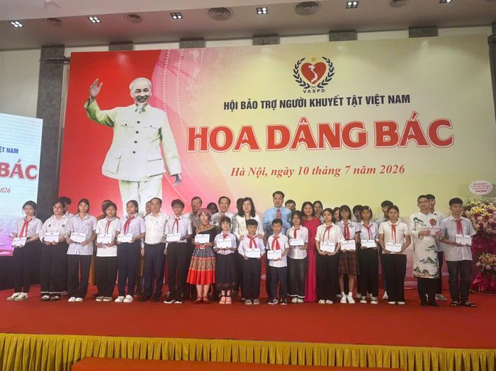 Bộ trưởng Bộ Y tế Đào Hồng Lan cùng các đại biểu trao quà cho các em nhỏ. Ảnh: Hà Nam