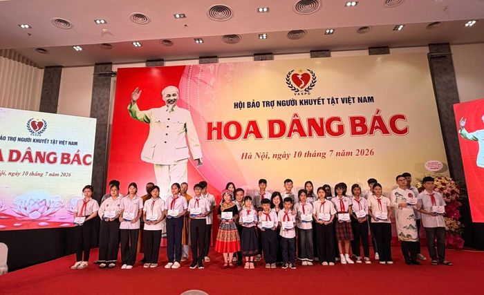 Nhiều phần quà ý nghĩa dành tặng các em nhỏ được trao tại chương trình. Ảnh: Hà Nam