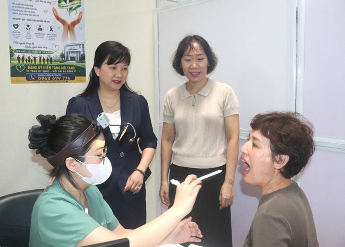 Phó Chủ tịch UBND phường Bạch Mai Nguyễn Thị Ngọc Anh và Giám đốc Trạm Y tế phường Trần Thị Phương Anh nắm tình hình khám sức khỏe cho người dân, sáng 10-7. Ảnh: PV