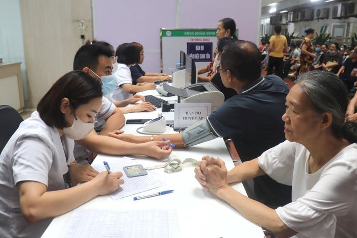 Trong sáng 10-7 có gần 200 người dân phường Bạch Mai được khám sức khỏe miễn phí tại Bệnh viện Thanh Nhàn.