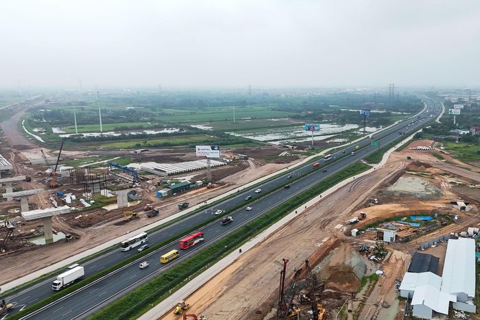Đối với đoạn từ Vành đai 4 đến Cầu Giẽ, quy mô được mở rộng lên 10 làn xe. Trong đó, đoạn từ Vành đai 4 đến nút giao Thường Tín sẽ xây dựng hai cầu cạn hai bên, mỗi cầu có 2 làn xe; đoạn từ Thường Tín đến Cầu Giẽ sẽ mở rộng nền đường hiện hữu sang hai bên, bổ sung thêm 2 làn xe mỗi phía.