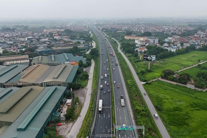 Dự án cũng dự kiến bố trí 9 nút giao liên thông. Trong giai đoạn này sẽ đầu tư 7 nút giao, còn 2 nút giao sẽ được triển khai đồng bộ với dự án trục không gian quốc lộ 1A trong tương lai.
