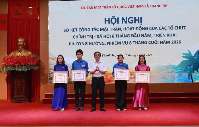 Khen thưởng các tập thể, cá nhân của Đoàn xã Thanh Trì đã có thành tích xuất sắc trong Tháng Thanh niên năm 2026.