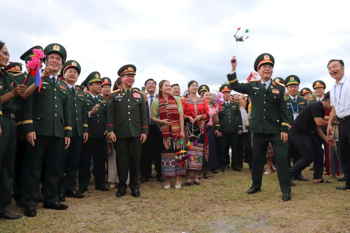 Hai đồng chí Phó Thủ tướng, Bộ trưởng cùng các đại biểu tham gia trò chơi ném còn. Ảnh: Viết Lam