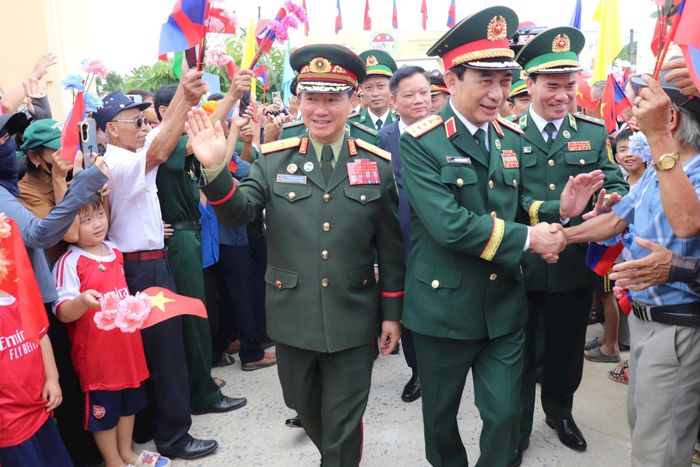 Sự kiện diễn ra trọng thể trong sự chào đón nồng nhiệt của người dân biên giới. Ảnh: Viết Lam