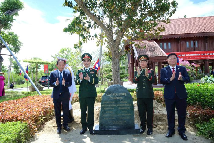 Hai Phó Thủ tướng, Bộ trưởng thăm và trồng cây lưu niệm tại Khu di tích quốc gia đặc biệt Kim Liên. Ảnh: Ngọc Lâm