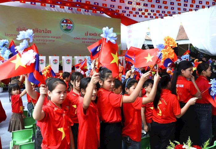 Cô và trò Trường Mầm non Thanh Hà đón Đại tướng Phan Văn Giang và Đại tướng Khamliang Outhakaysone. Ảnh: Ngọc Lâm