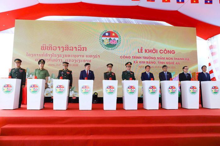 Hai Phó Thủ tướng, Bộ trưởng Bộ Quốc phòng hai nước và các đại biểu bấm nút khởi công công trình Trường Mầm non Thanh Hà. Ảnh: Ngọc Lâm