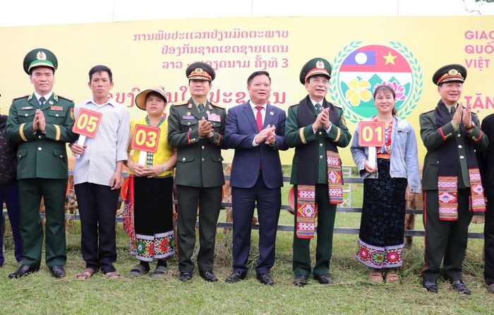  Hai đồng chí Phó Thủ tướng, Bộ trưởng cùng các đại biểu trao bò giống cho đại diện hộ gia đình nghèo trên địa bàn. Ảnh: Viết Lam