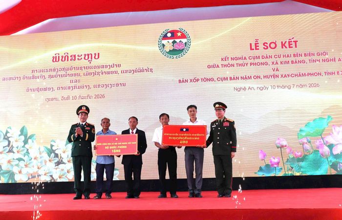 Phó Thủ tướng, Bộ trưởng Bộ Quốc phòng hai nước dự Lễ sơ kết kết nghĩa cụm dân cư hai bên biên giới giữa thôn Thủy Phong, xã Kim Bảng, tỉnh Nghệ An (Việt Nam) và bản Xốp Tờng, xã Nặm On, huyện Xay Chăm Phon, tỉnh Bolykhamxay của Lào. Ảnh: Viết Lam