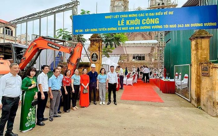Tuyến đường kết nối từ ngõ 409 đến ngõ 343 An Dương Vương vừa được khởi công. Ảnh: Hữu Vượng