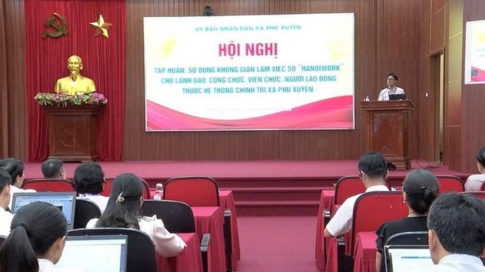 Xã Phú Xuyên tổ chức hội nghị tập huấn sử dụng không gian làm việc số HanoiWork. Ảnh: Thùy Dương