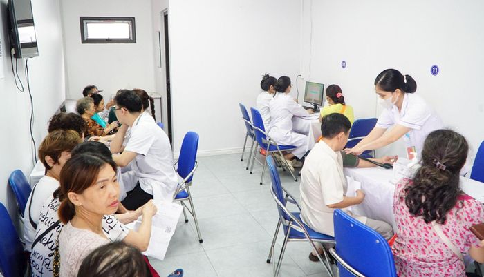 Đông đảo người dân phường Hồng Hà tham gia khám sức khỏe miễn phí. Ảnh: PV