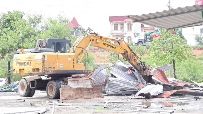 Công tác tháo dỡ được thực hiện đúng trình tự, đảm bảo an ninh. Ảnh: PV
