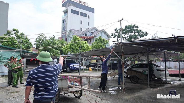 Các lực lượng chức năng chỉ đạo, giám sát hoạt động tháo dỡ các công trình vi phạm. Ảnh: PV