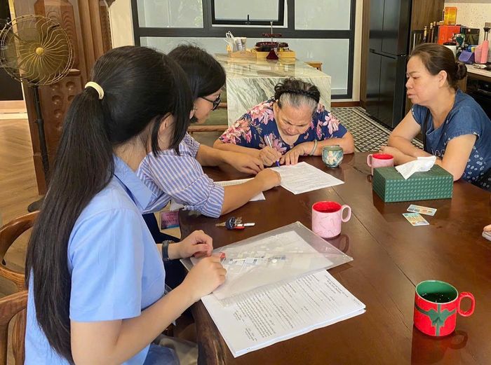 Tổ hành chính công xung kích hỗ trợ chi trả lương hưu, trợ cấp BHXH không bị gián đoạn trên thành phố. Ảnh: NT