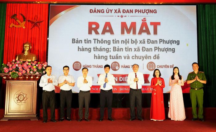 Lãnh đạo xã Đan Phượng thực hiện nghi thức ra mắt các bản tin. Ảnh: Ngân Nguyễn