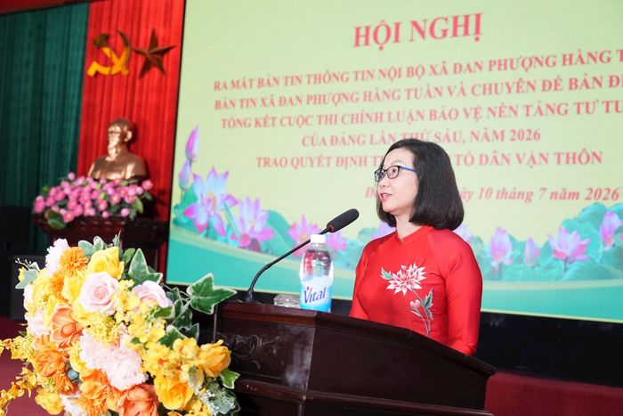Phó Bí thư Thường trực Đảng ủy xã Đan Phượng Nguyễn Thị Hiền phát biểu tại hội nghị. Ảnh: Ngân Nguyễn