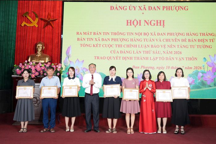 Lãnh đạo xã Đan Phương trao khen thưởng cho các cá nhân. Ảnh: Ngân Nguyễn