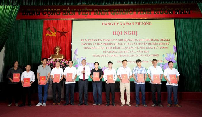 Bí thư Đảng ủy, Chủ tịch HĐND xã Đan Phượng Nguyễn Gia Hiển trao quyết định thành lập các Tổ dân vận thôn. Ảnh: Ngân Nguyễn