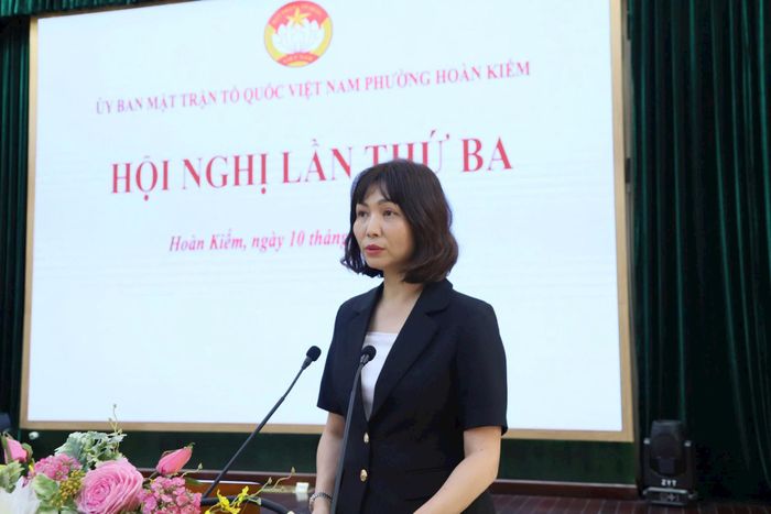Phó Bí thư Thường trực Đảng ủy, Chủ tịch HĐND phường Hoàn Kiếm Trương Thị Thanh Nhàn phát biểu tại hội nghị. Ảnh: PV