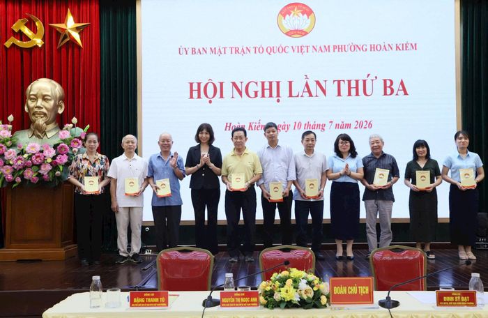 Ủy ban MTTQ Việt Nam phường tặng quà tri ân Ủy viên Ủy ban MTTQ Việt Nam phường. Ảnh: PV