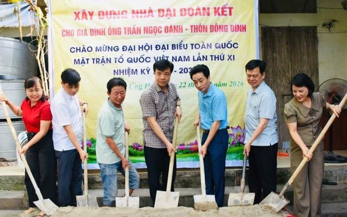 Lễ khởi công xây dựng Nhà đại đoàn kết cho gia đình ông Trần Ngọc Oánh (thôn Đông Đình). Ảnh: Hoàng Sơn