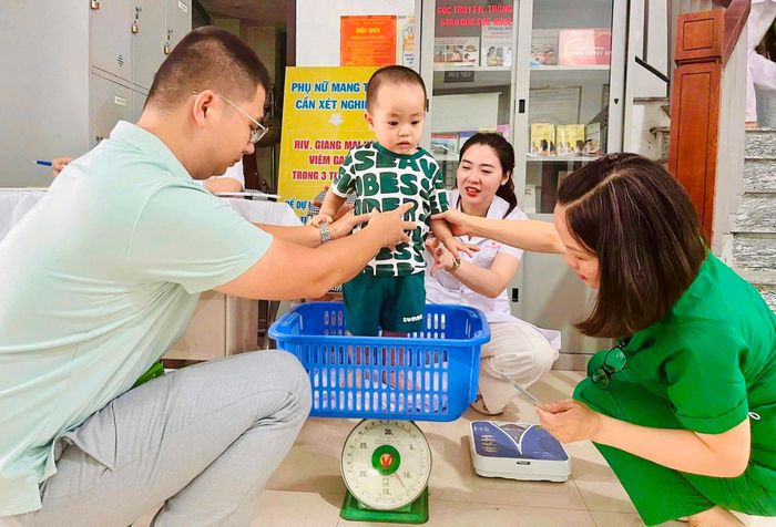 Trẻ em được khám và theo dõi sức khỏe tổng quát. Ảnh: N.O