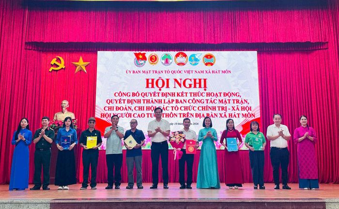 Các đồng chí lãnh đạo xã Hát Môn trao quyết định kiện toàn tổ chức Mặt trận và các đoàn thể sau sắp xếp thôn dân cư. Ảnh: NM