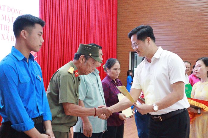 Phó Bí thư Thường trực Đảng ủy xã Hát Môn trao quyết định thành lập Ban Công tác Mặt trận, Chi đoàn, Chi hội các tổ chức chính trị - xã hội thôn Hiệp Thuận. Ảnh: NM